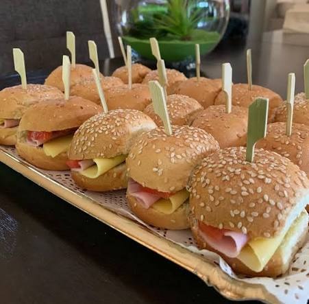 Mini sandwich de jamón con queso